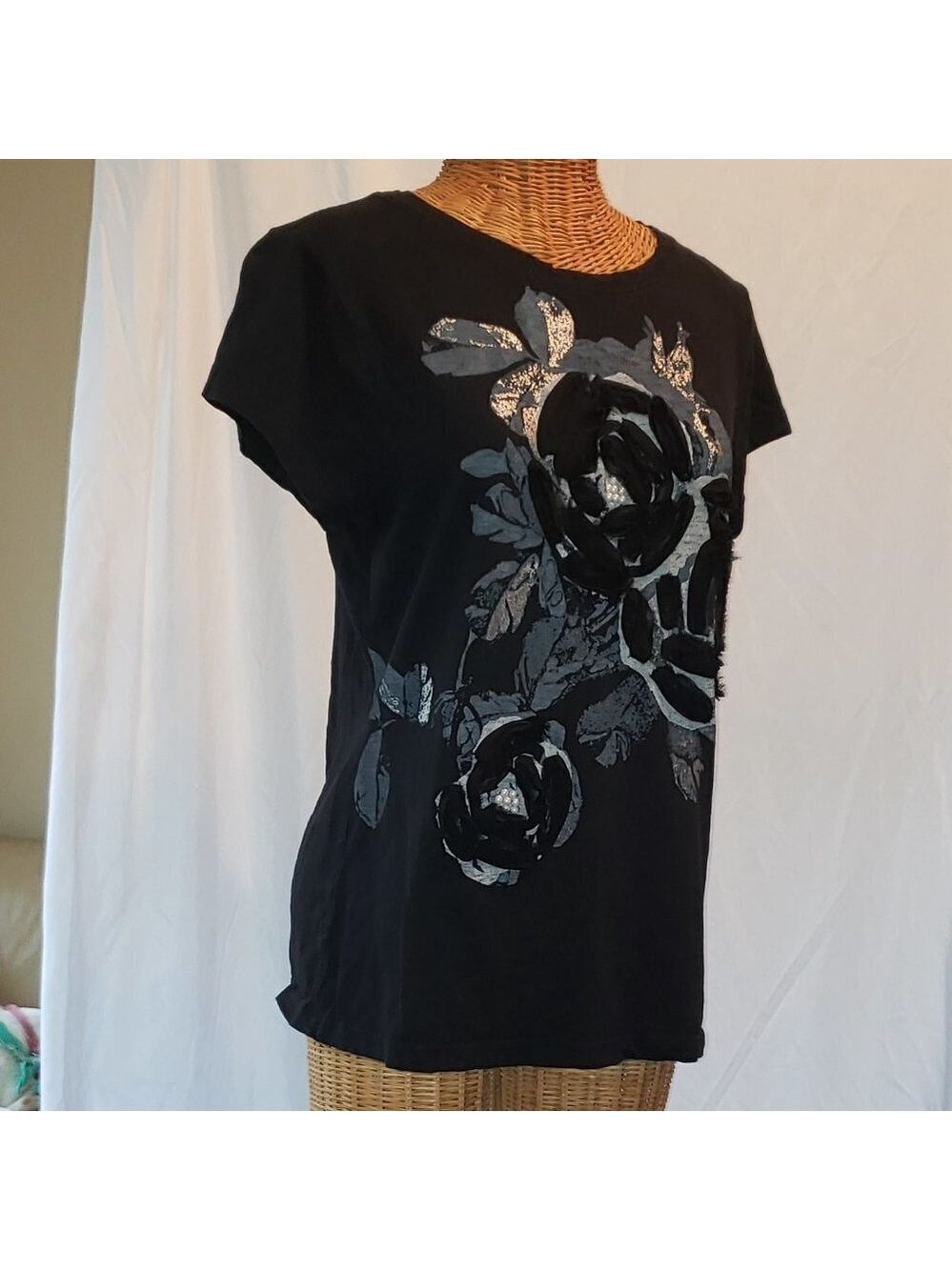 Ladies MADISON Short Sleeve Tee Shirt w/Fabric Roses & Pearls Design in Black LG